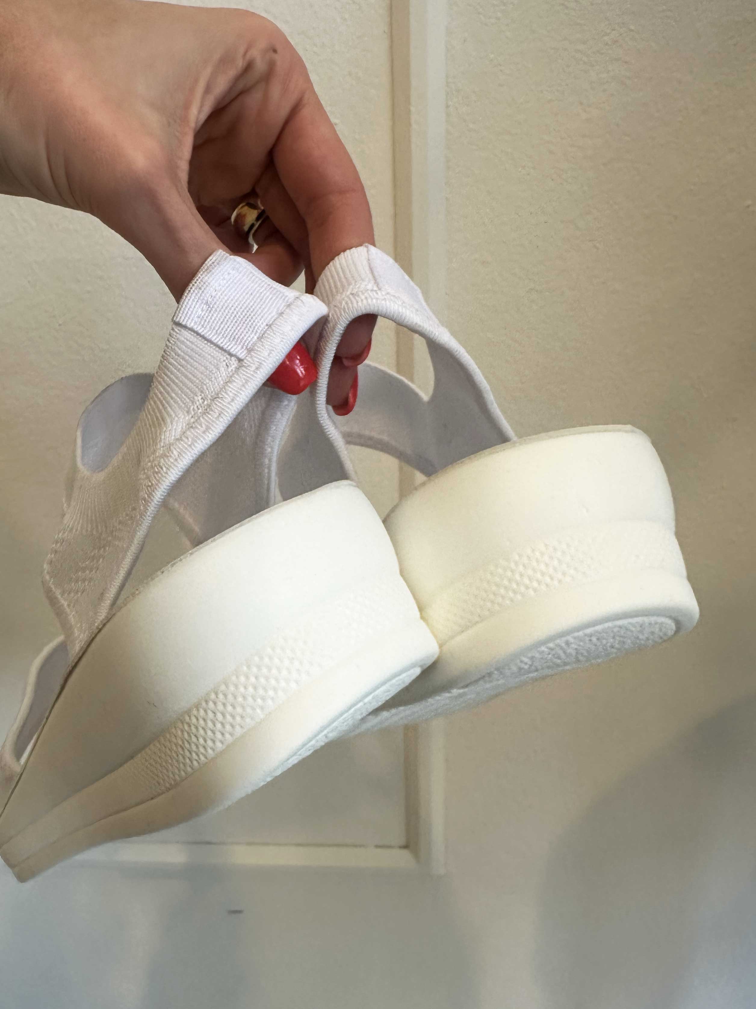 Jolina - Bløde sandaler med lille hæl og stræk i remmen